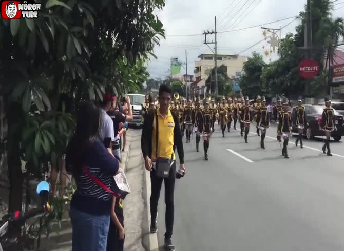 Video :A homeless man jerks off during a parade without any remorse